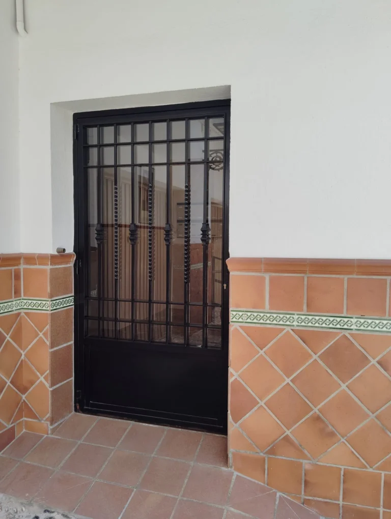 Canalones de diseño duradero y estético en casa unifamiliar.