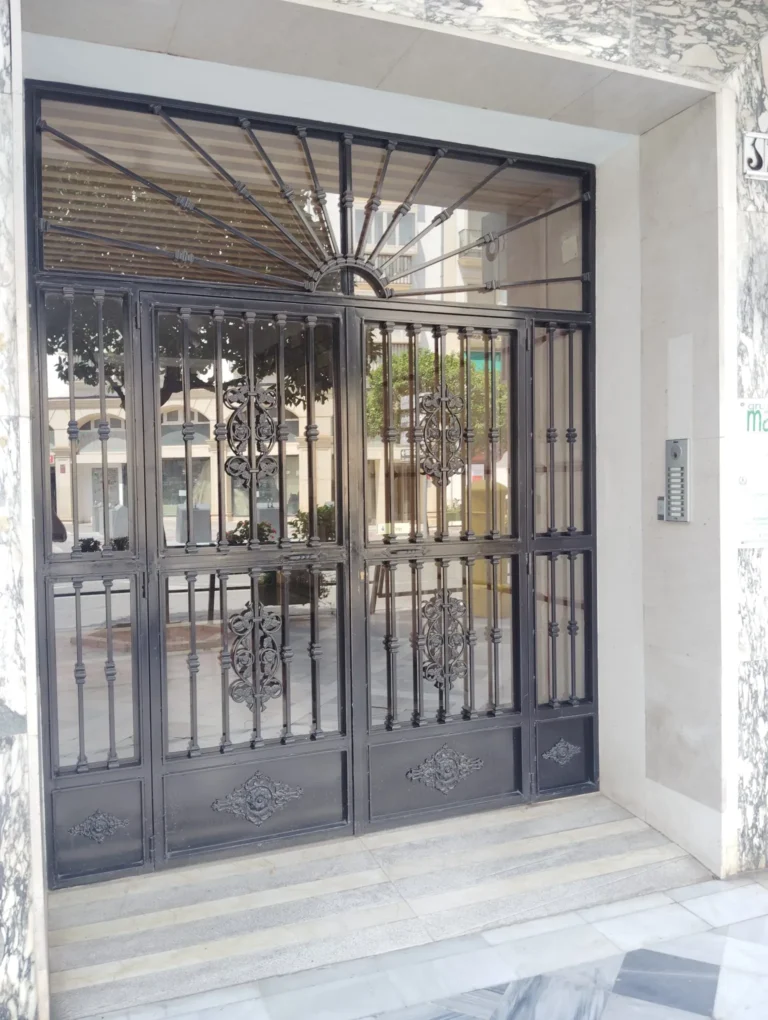 Escalera con barandilla de hierro forjado artístico.