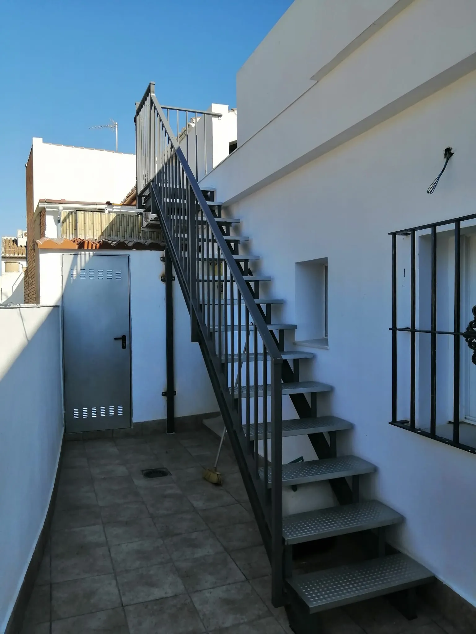 Detalle de hierro curvado en proceso de forja artesanal.