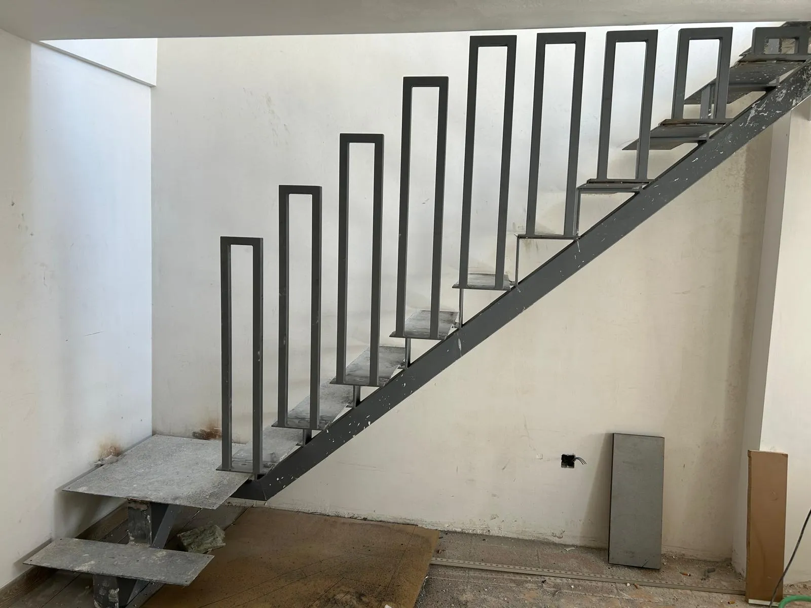 Escalera con barandilla de hierro forjado artístico.