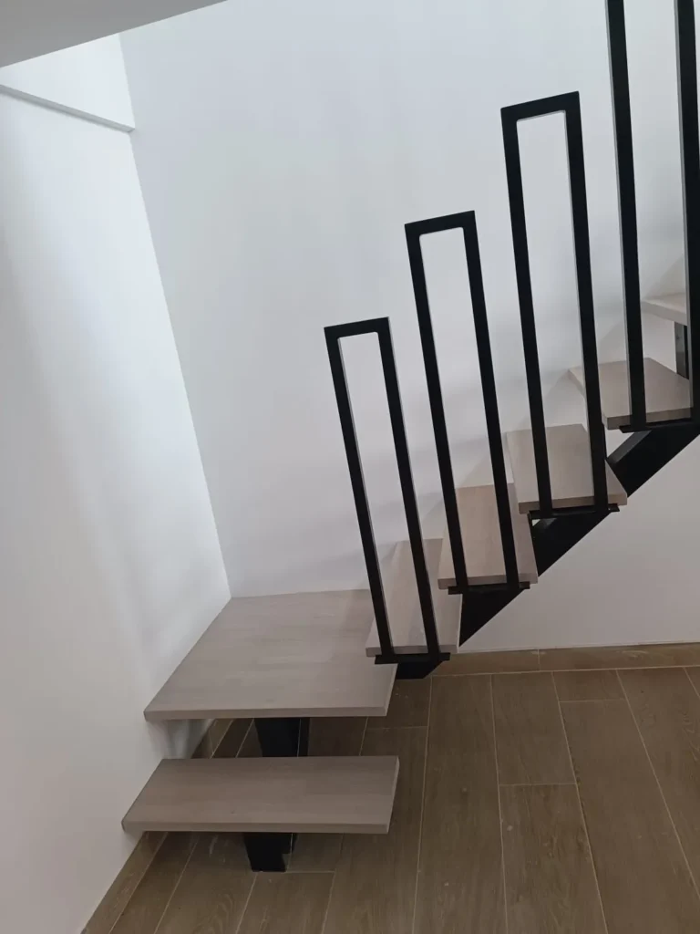 Detalle de hierro curvado en proceso de forja artesanal.