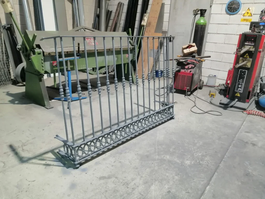 Estructura metálica de soporte instalada en nave industrial.