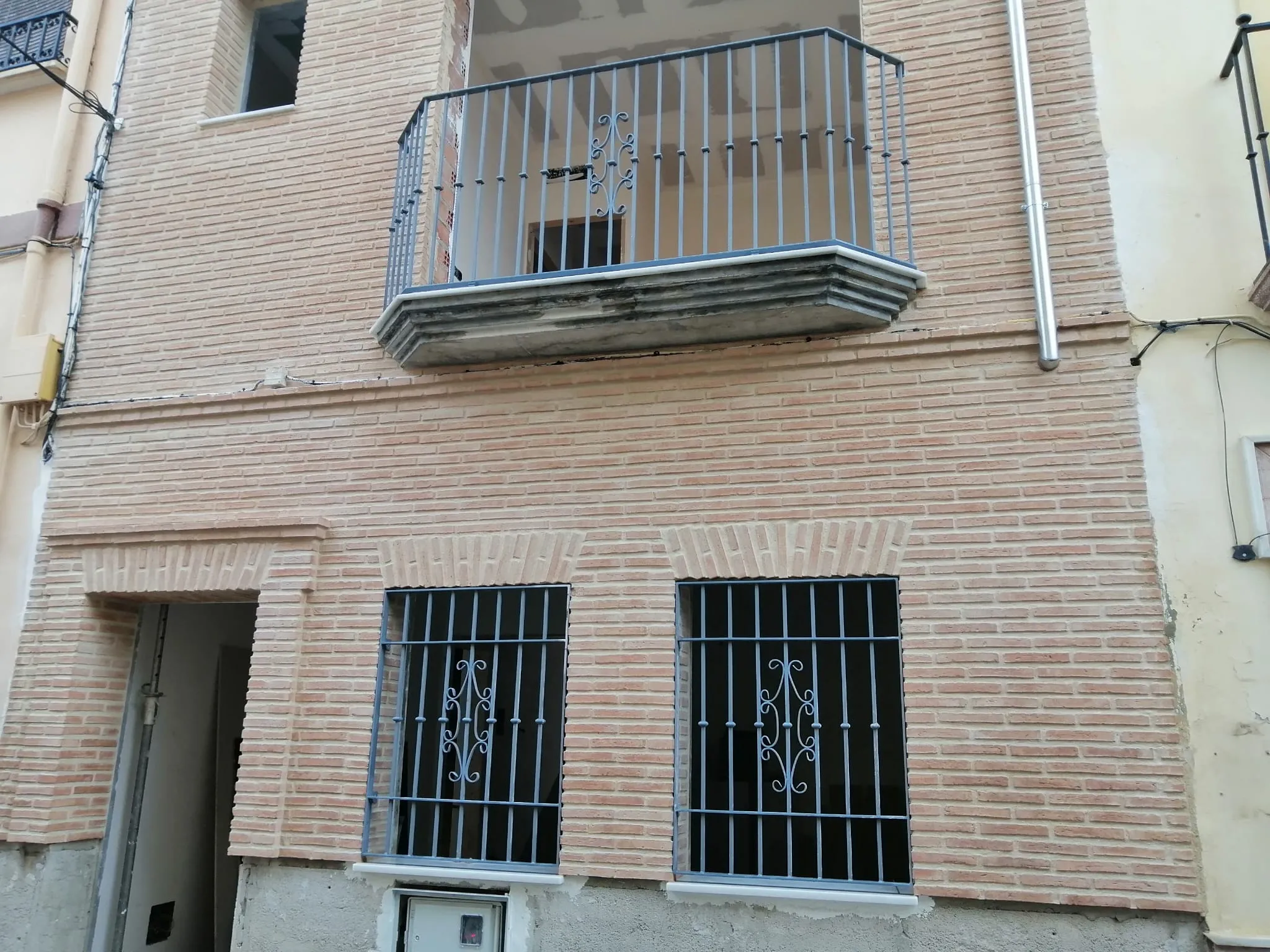 Cancelas de hierro con diseño minimalista y elegante.