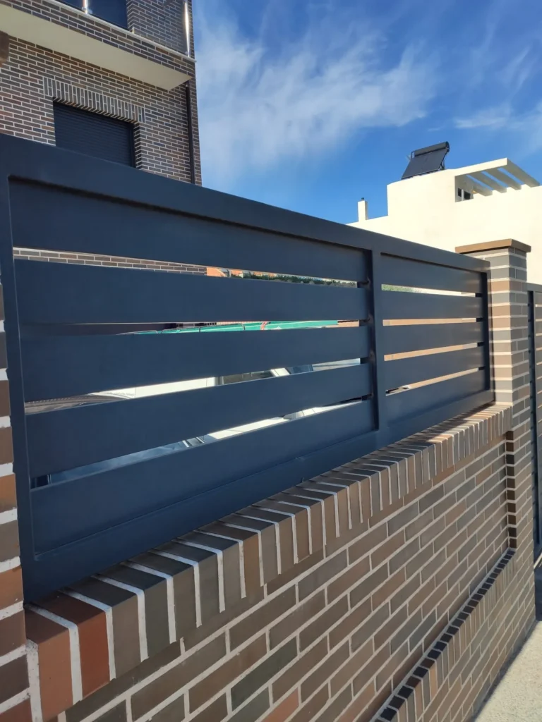 Puerta metálica resistente para entrada de garaje.